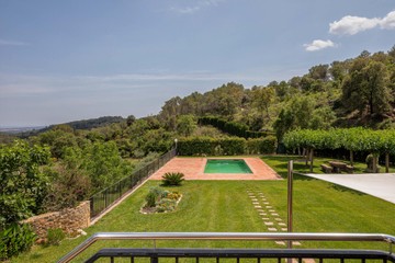 living - Casa rural de 322m² con 3,000m² de jardín en venta en Alt Empordà - featured