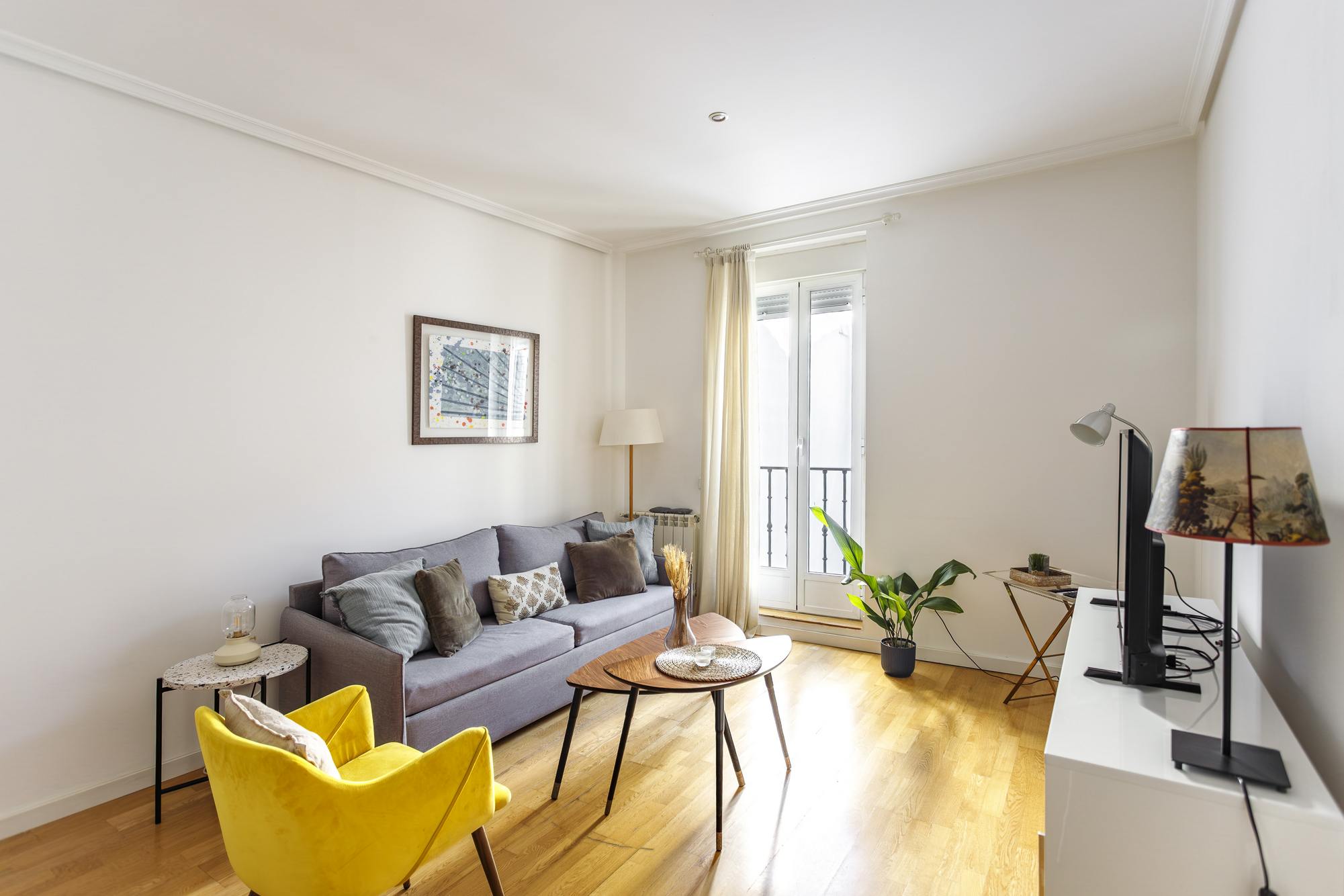 living - Piso de 60m² en alquiler en Cortes / Huertas, Madrid - featured