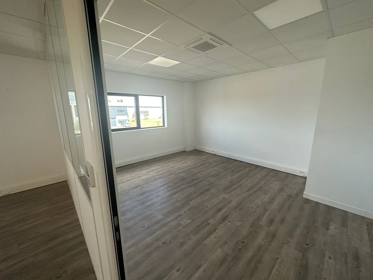 logistics - Light Industrial Premises / Offices For Rent - gallery - 10