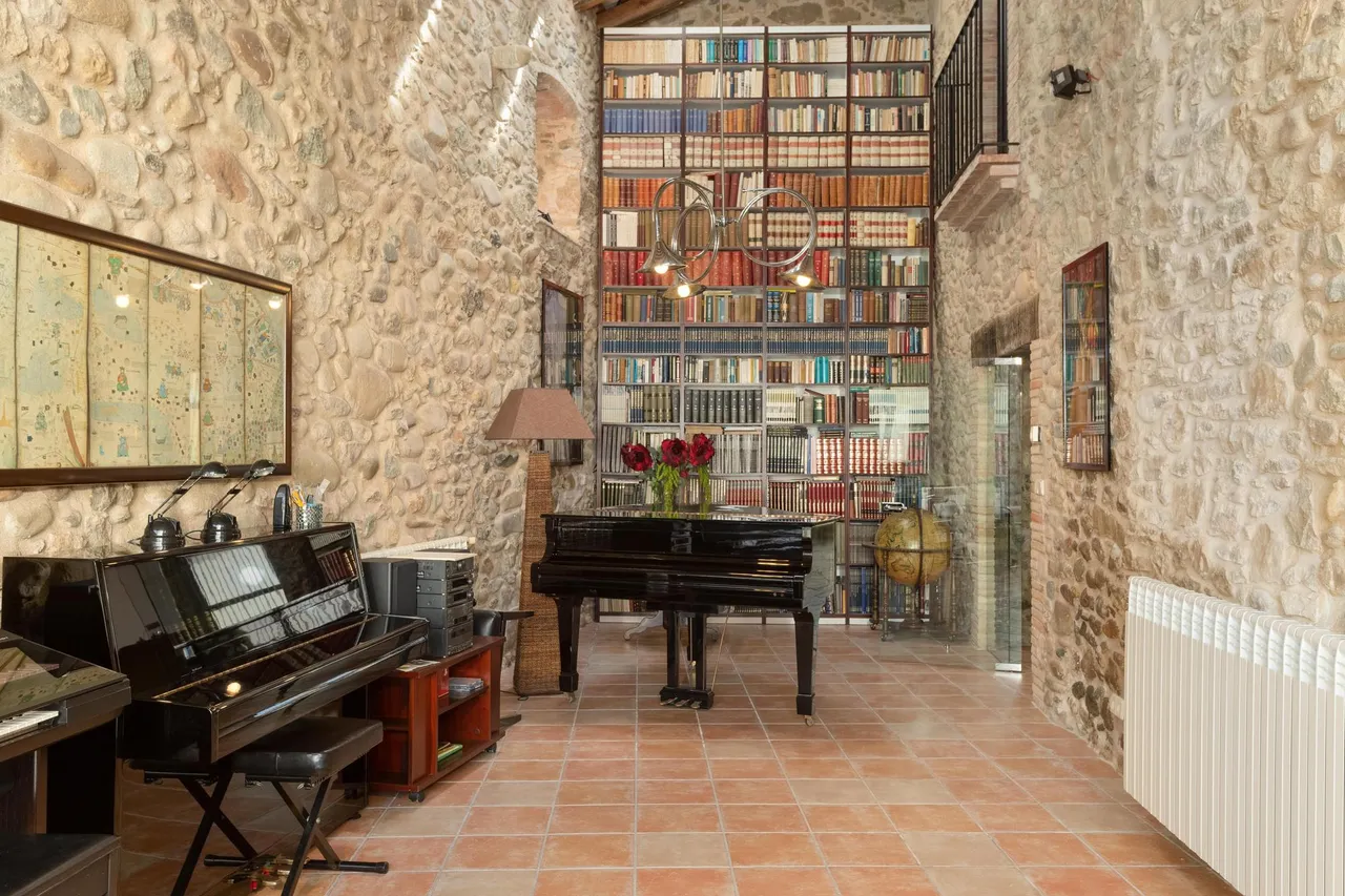 living - 696m² house / villa for sale in El Gironés, Girona - gallery - 5