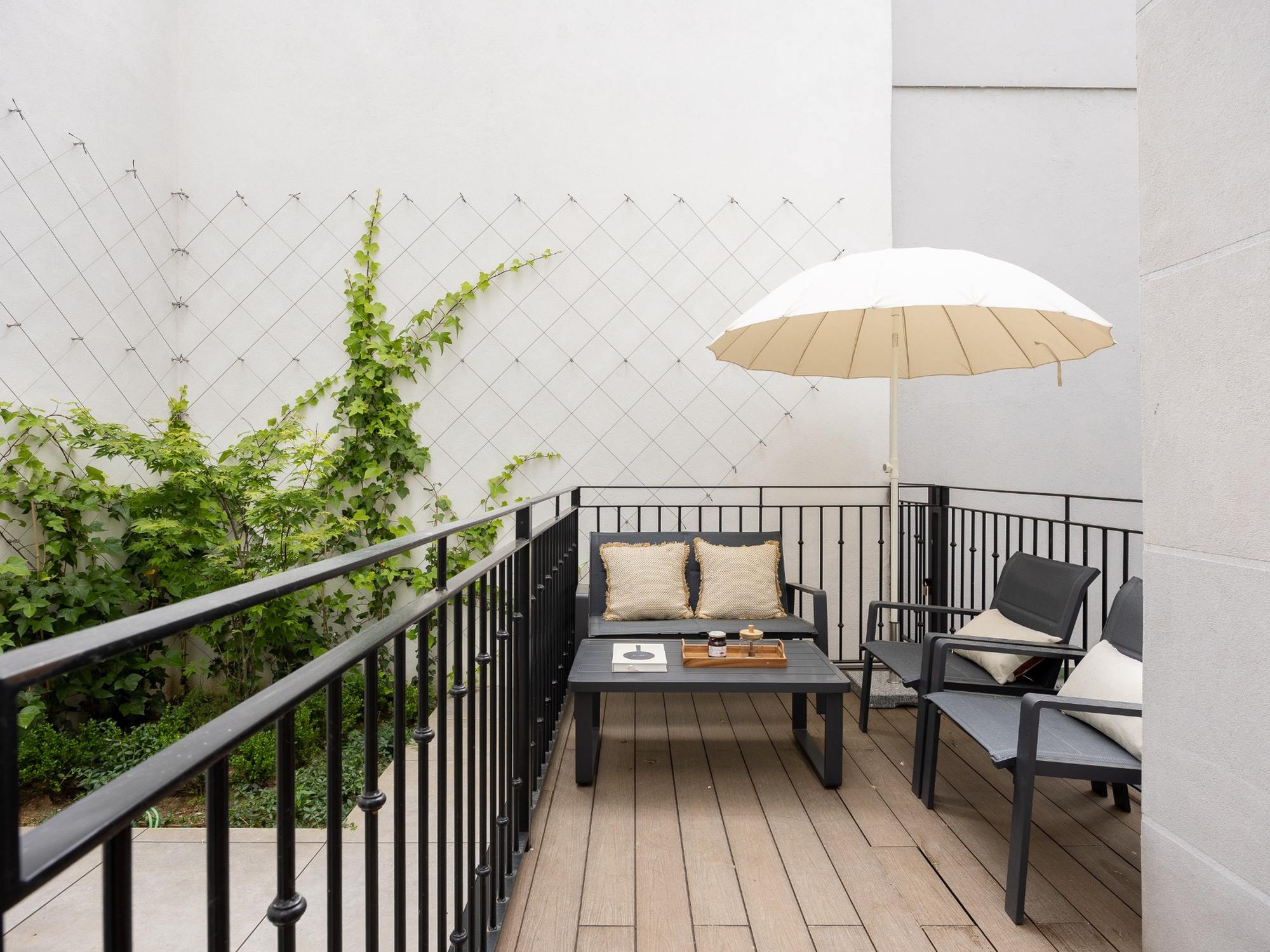 living - Piso de 93m² en alquiler en Embajadores, Madrid - gallery thumbnail - 3