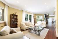 living - Casa de 600m² en venta en Terramar, Barcelona - gallery thumbnail - 7