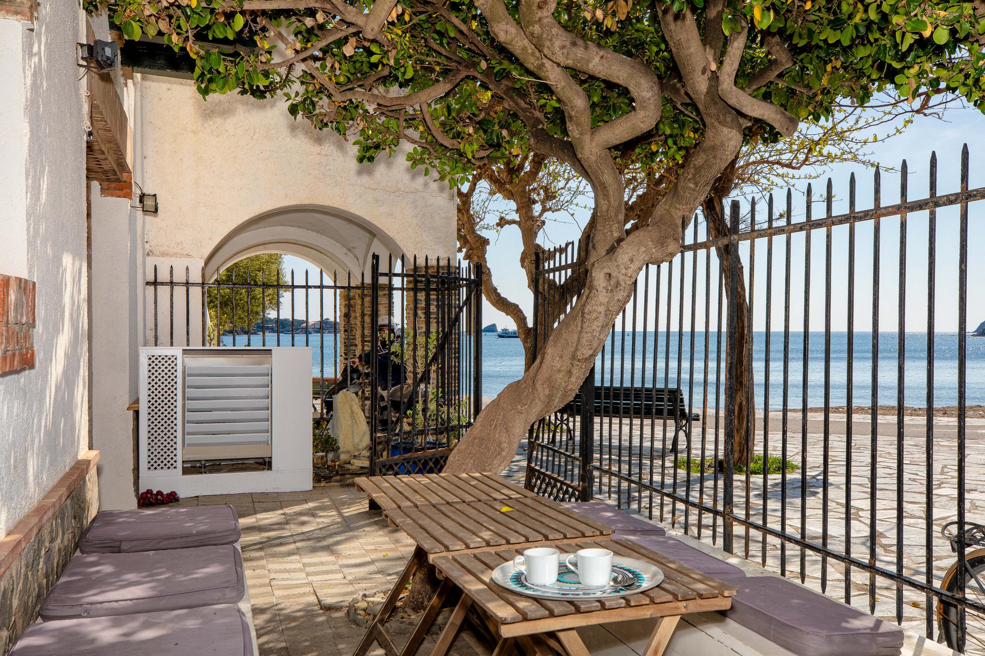 living - 358m² house / villa for sale in Cadaqués, Costa Brava - gallery - 7
