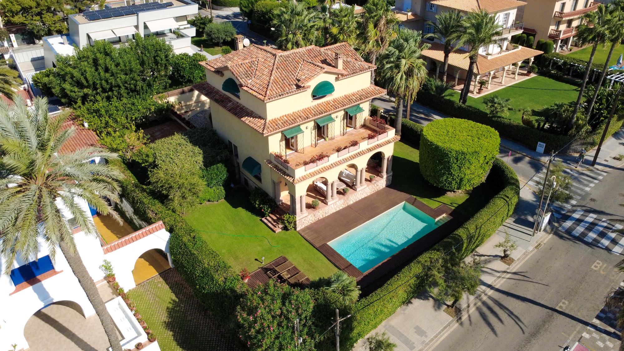living - 618m² house / villa for sale in Terramar, Barcelona - gallery thumbnail - 6