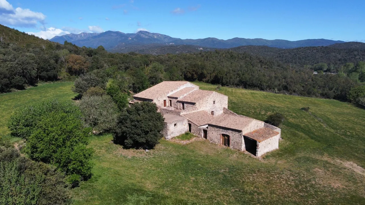 living - Casa rural de 805m² en venta en Alt Empordà, Girona - gallery - 2