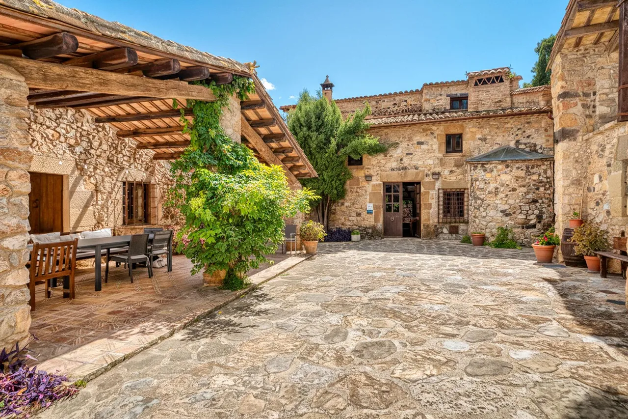 living - 1,642m² country house with 10,000m² garden for sale in El Gironés - gallery - 7