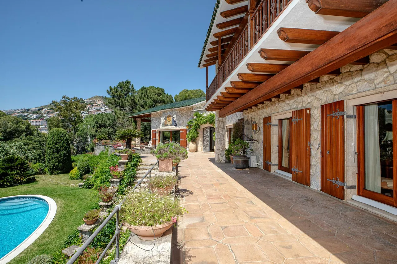 living - 970m² house / villa for sale in Bay of Roses, Costa Brava - gallery - 4