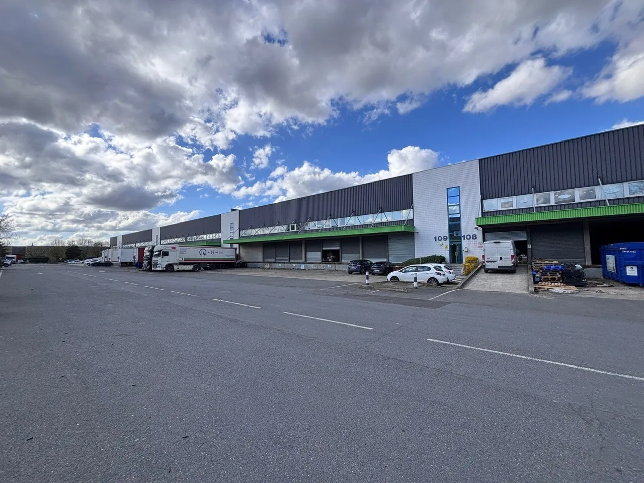 logistics - Logistics Warehouse For Rent - gallery - 2