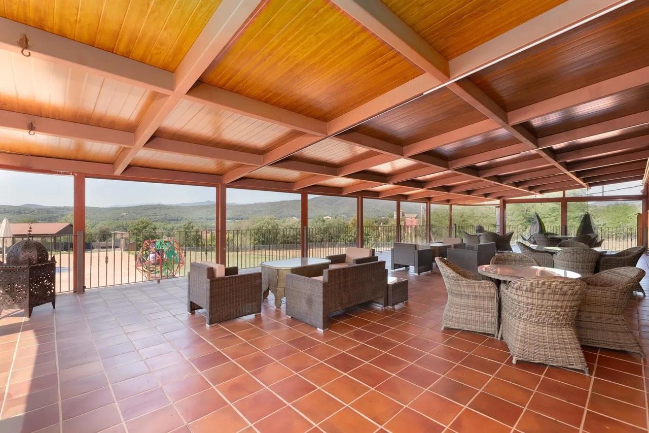 living - Casa rural de 1,779m² en venta en El Gironés, Girona - gallery - 4