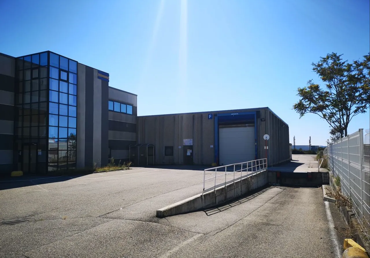 logistics - Warehouse / Offices For Rent - gallery - 2