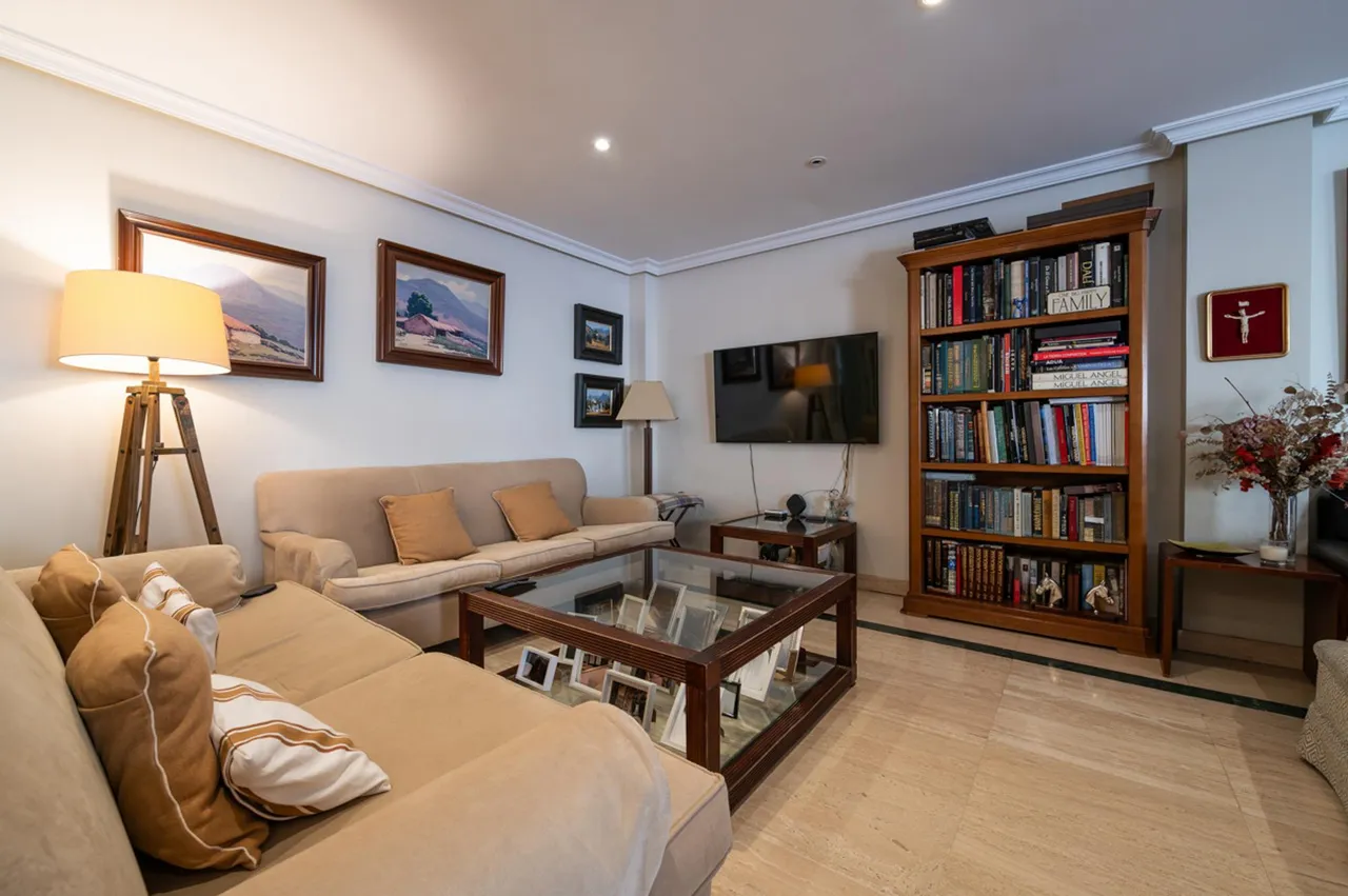 living - Casa / villa de 487m² en venta en Conde de Orgaz y Piovera - gallery - 7