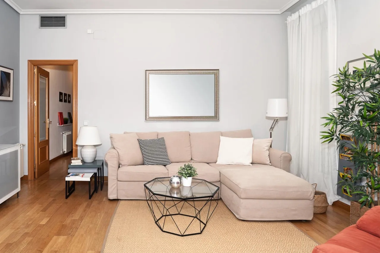 living - Piso de 97m² en alquiler en Cortes / Huertas, Madrid - gallery - 3