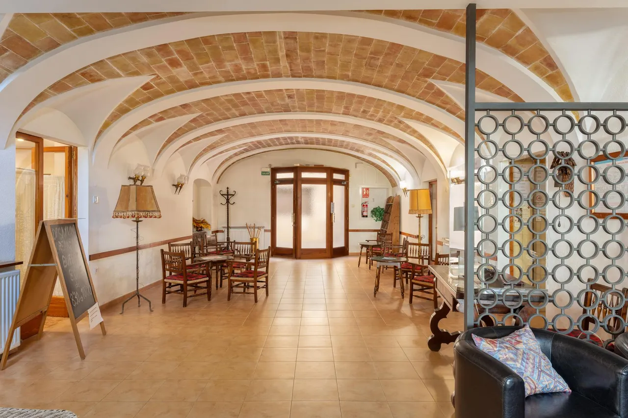 living - Hotel de 1,262m² en venta en La Selva, Girona - gallery - 2
