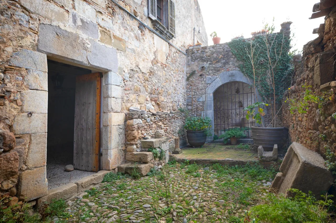 living - Casa rural de 1,045m² en venta en Alt Empordà, Girona - gallery - 5