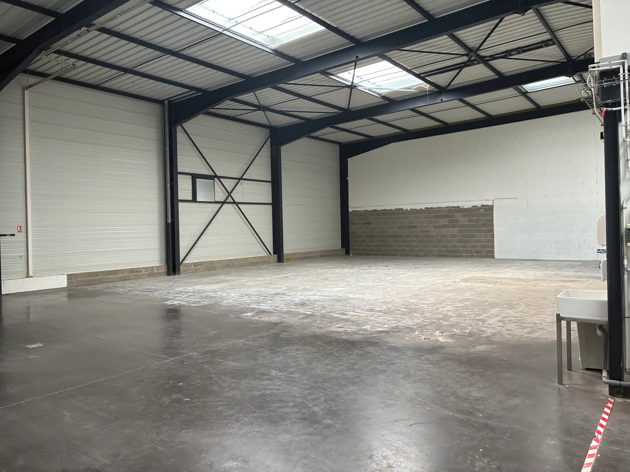 logistics - Activités / Bureaux À Louer - À Vendre - gallery - 2