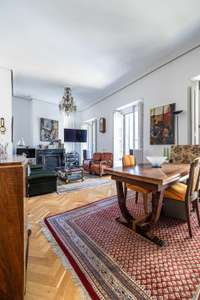 living - 81m² apartment for sale in Malasaña, Madrid - gallery thumbnail - 3