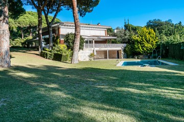 living - Finca con 2 casas en venta en Sant Andreu de Llavaneres - featured