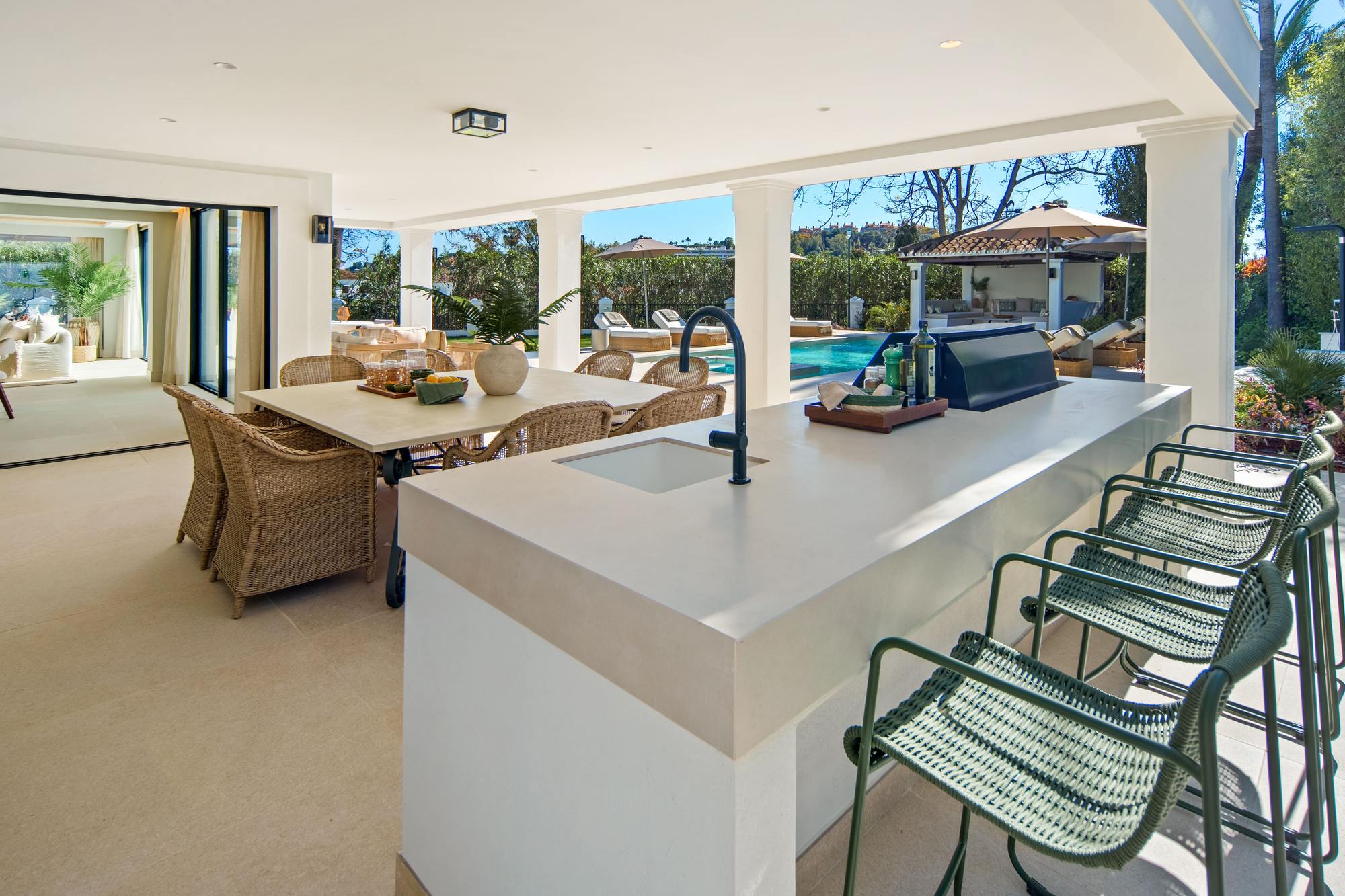 living - Casa / villa de 455m² con 123m² terraza en venta en Nueva Andalucía - gallery thumbnail - 4