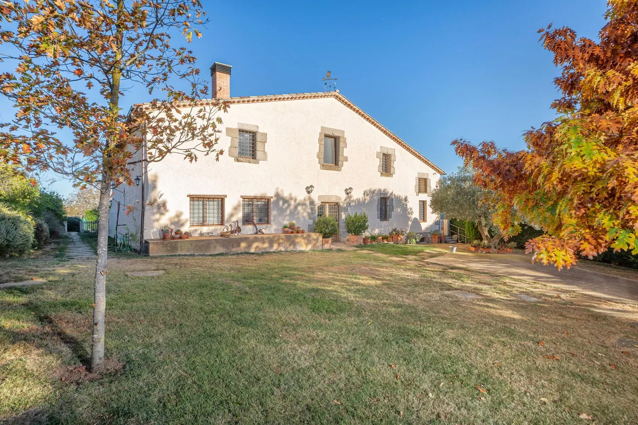 living - Casa rural de 794m² con 30,000m² de jardín en venta en La Selva - gallery - 3