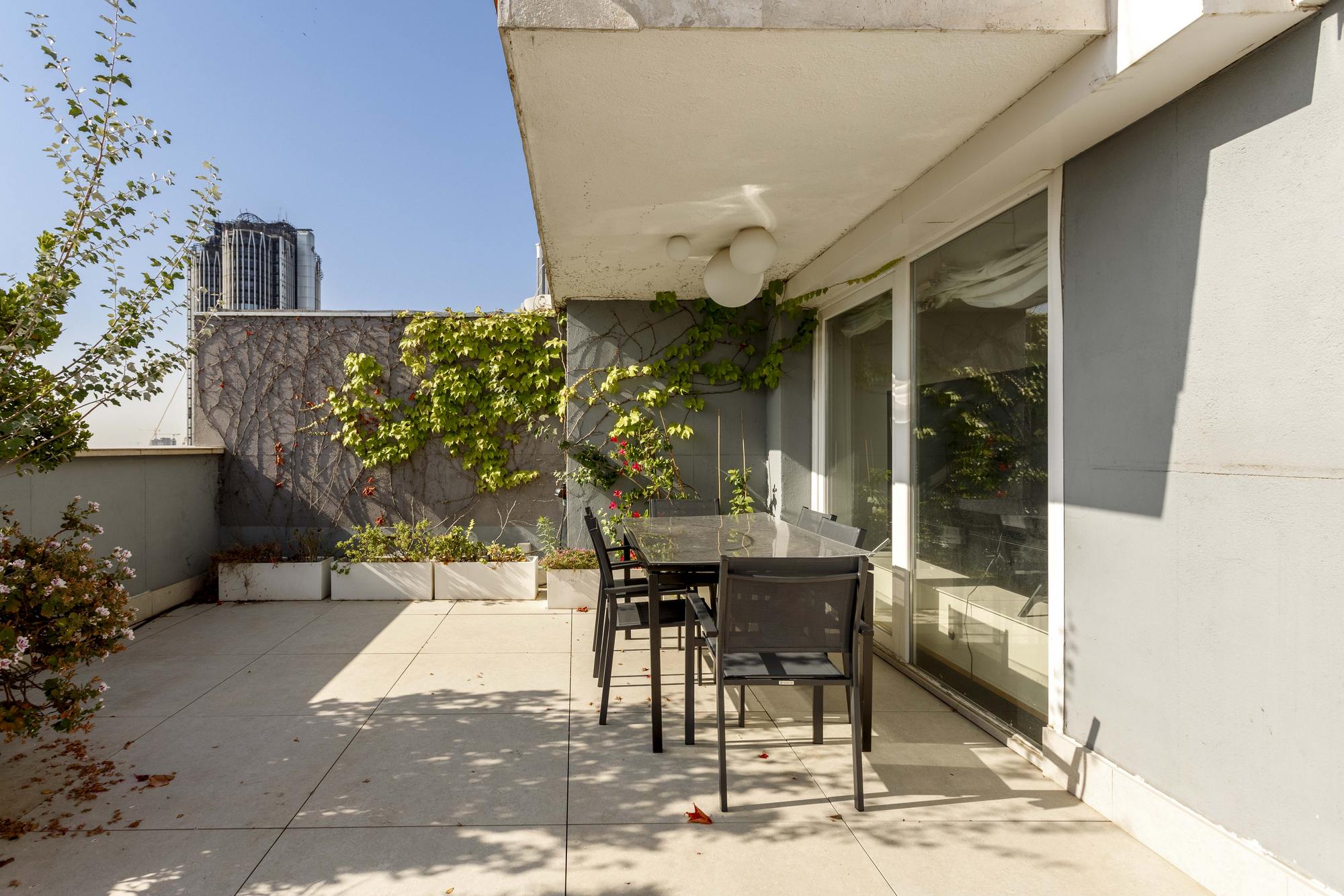 living - 250m² penthouse with 24m² terrace for rent in Cuatro Caminos - gallery - 6