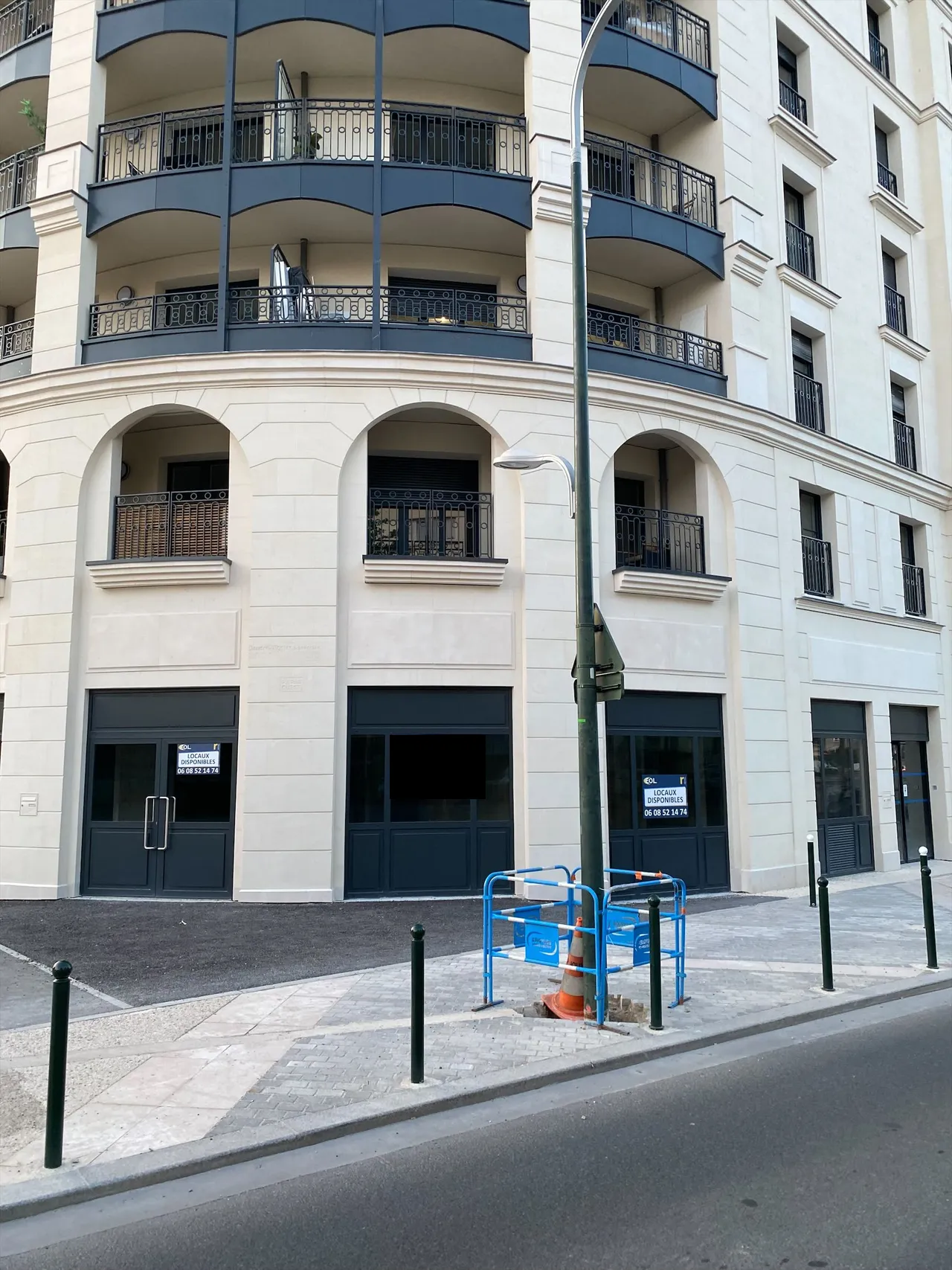 retail - Shop At The Foot Of The Building For Rent - gallery - 2