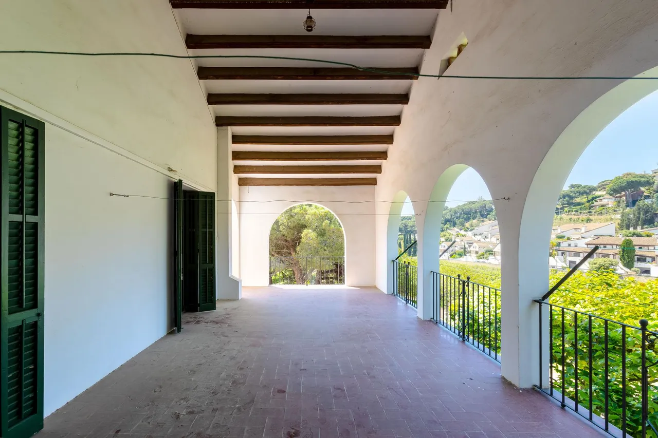 living - Casa rural de 922m² con 27,090m² de jardín en venta en Alella - gallery - 3