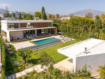 living - 1,057m² house / villa with 800m² garden for sale in Guadalmina - featured