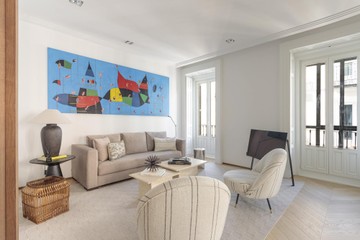 living - 160m² apartment for rent in Cortes / Huertas, Madrid - featured