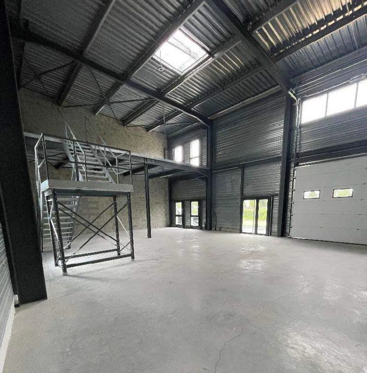 logistics - Light Industrial Premises / Offices For Rent - gallery - 2