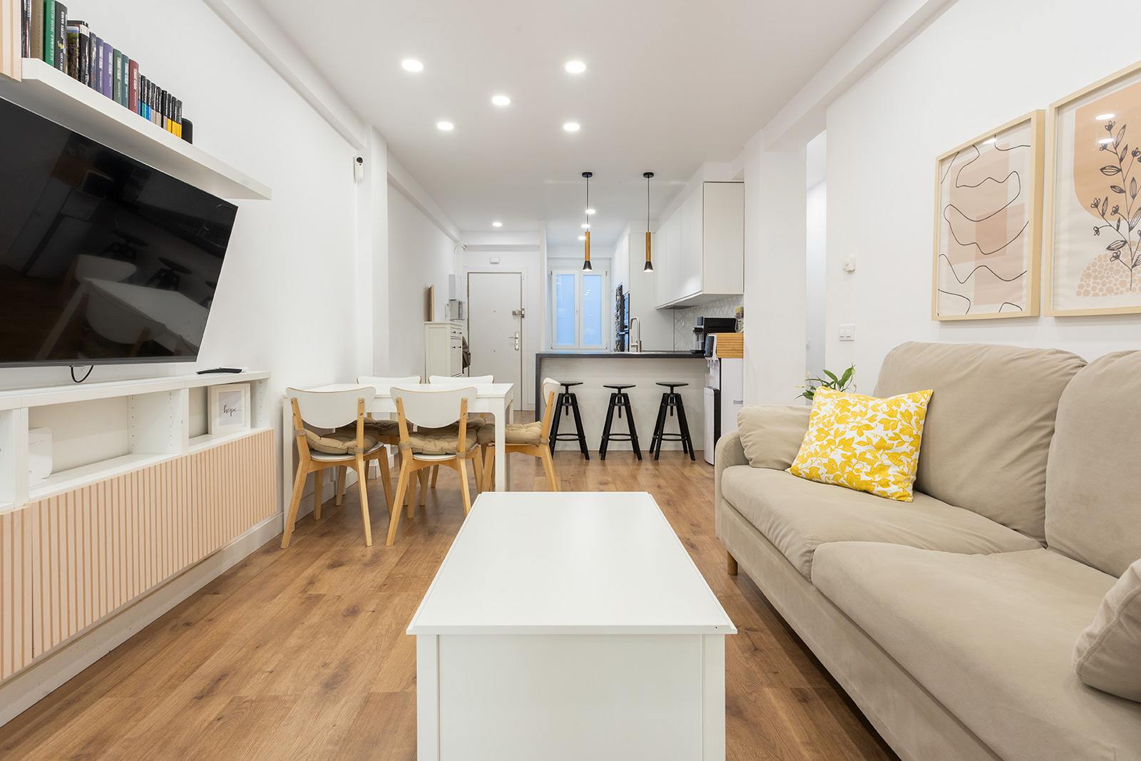 living - Piso de 77m² en venta en Poblenou, Barcelona - gallery thumbnail - 4