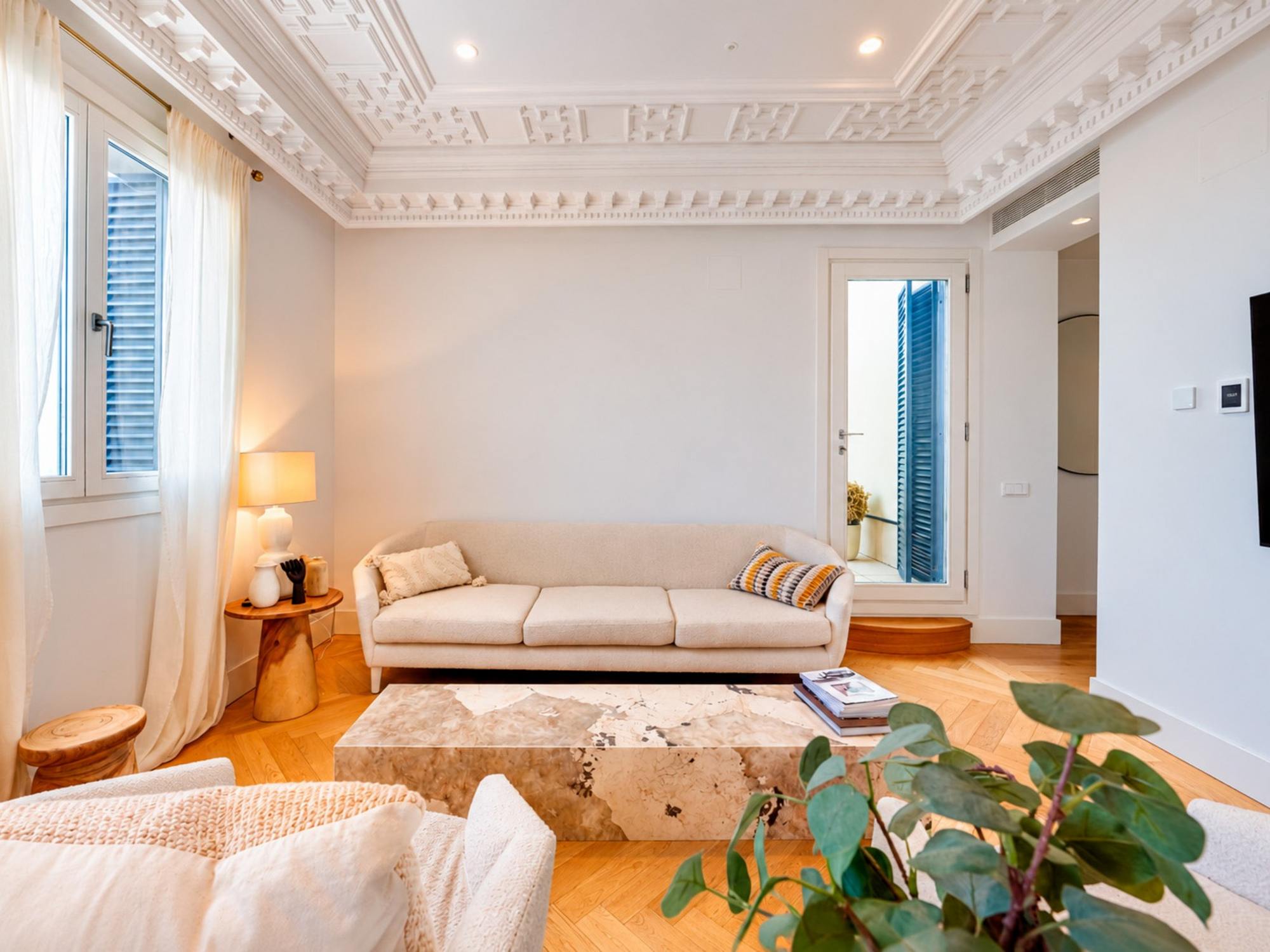 living - 130m² apartment for rent in Malasaña, Madrid - gallery thumbnail - 4
