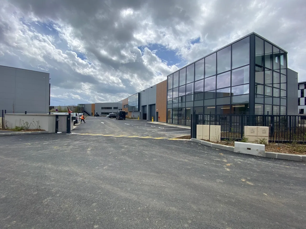 logistics - Light Industrial Premises / Offices For Rent - gallery - 3
