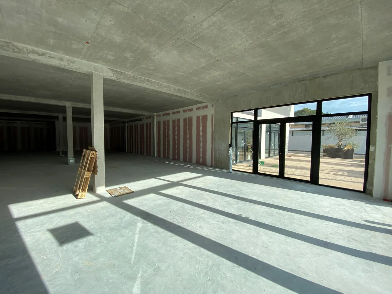 retail - Shop At The Foot Of The Building For Rent - gallery - 2