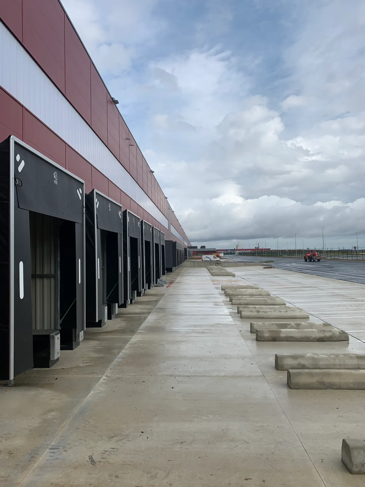 logistics - Logistics Warehouse For Rent - gallery - 8