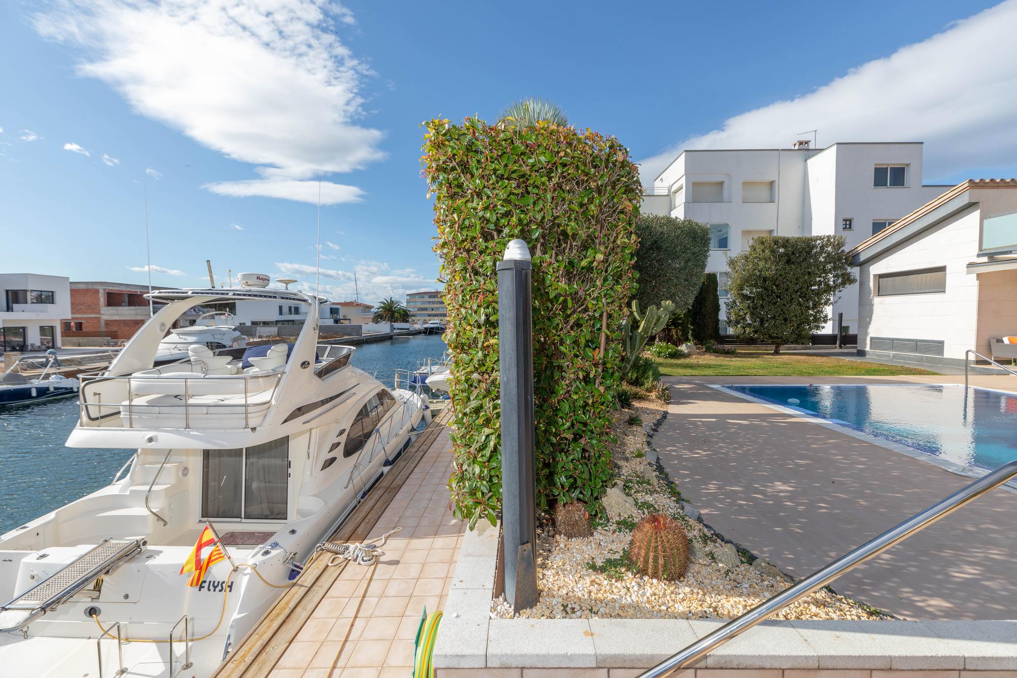 living - Casa / villa de 557m² en venta en Bahía de Rosas - gallery thumbnail - 4