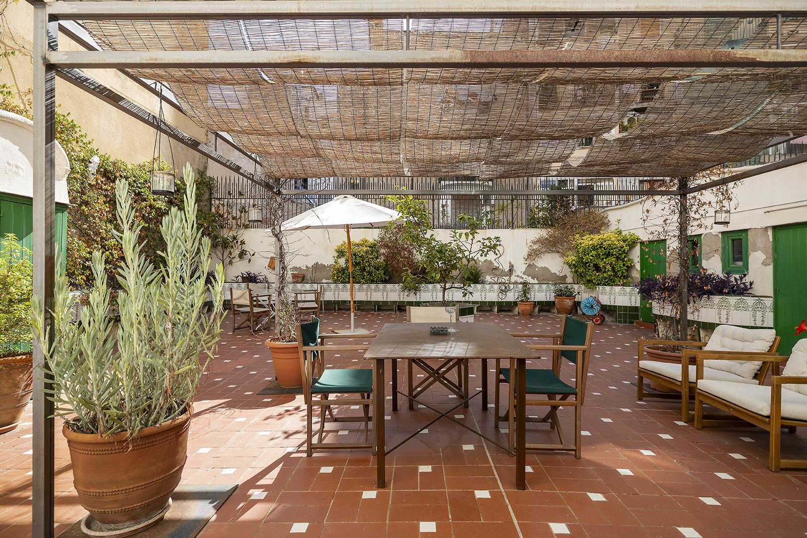 living - Piso de 197m² con 121m² terraza en venta en El Born - featured