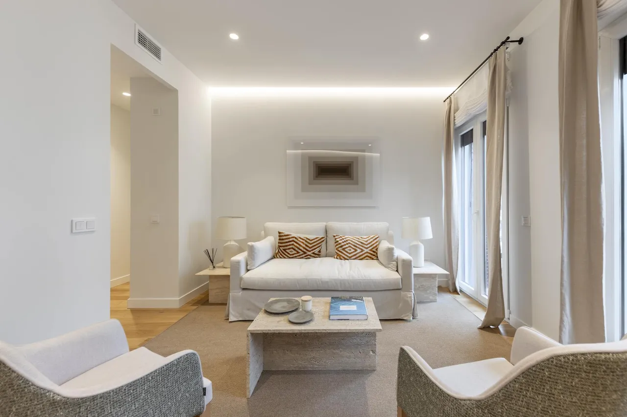 living - 115m² apartment for rent in Recoletos, Madrid - gallery - 2