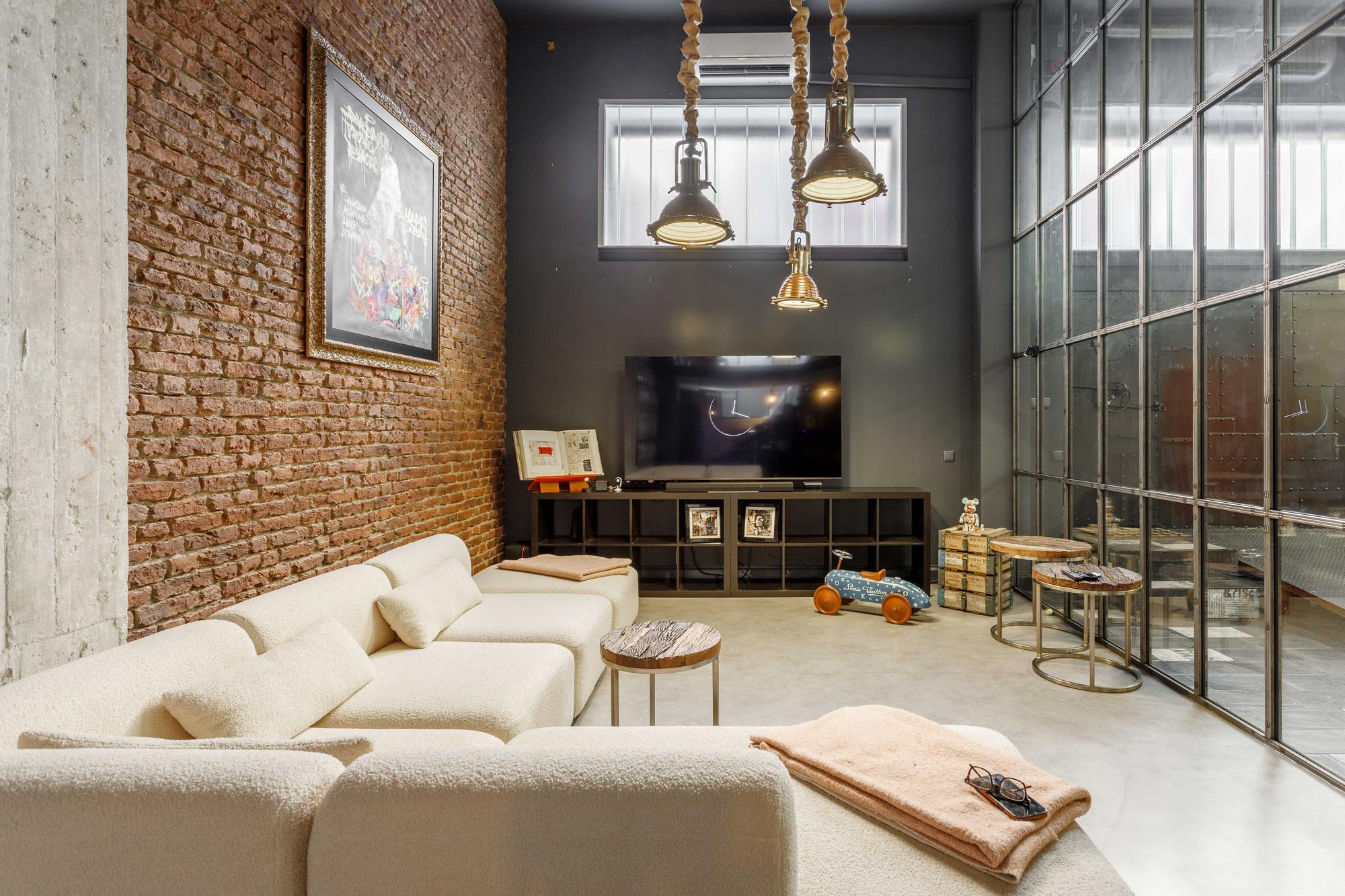 living - 225m² loft for rent in Embajadores, Madrid - gallery thumbnail - 3