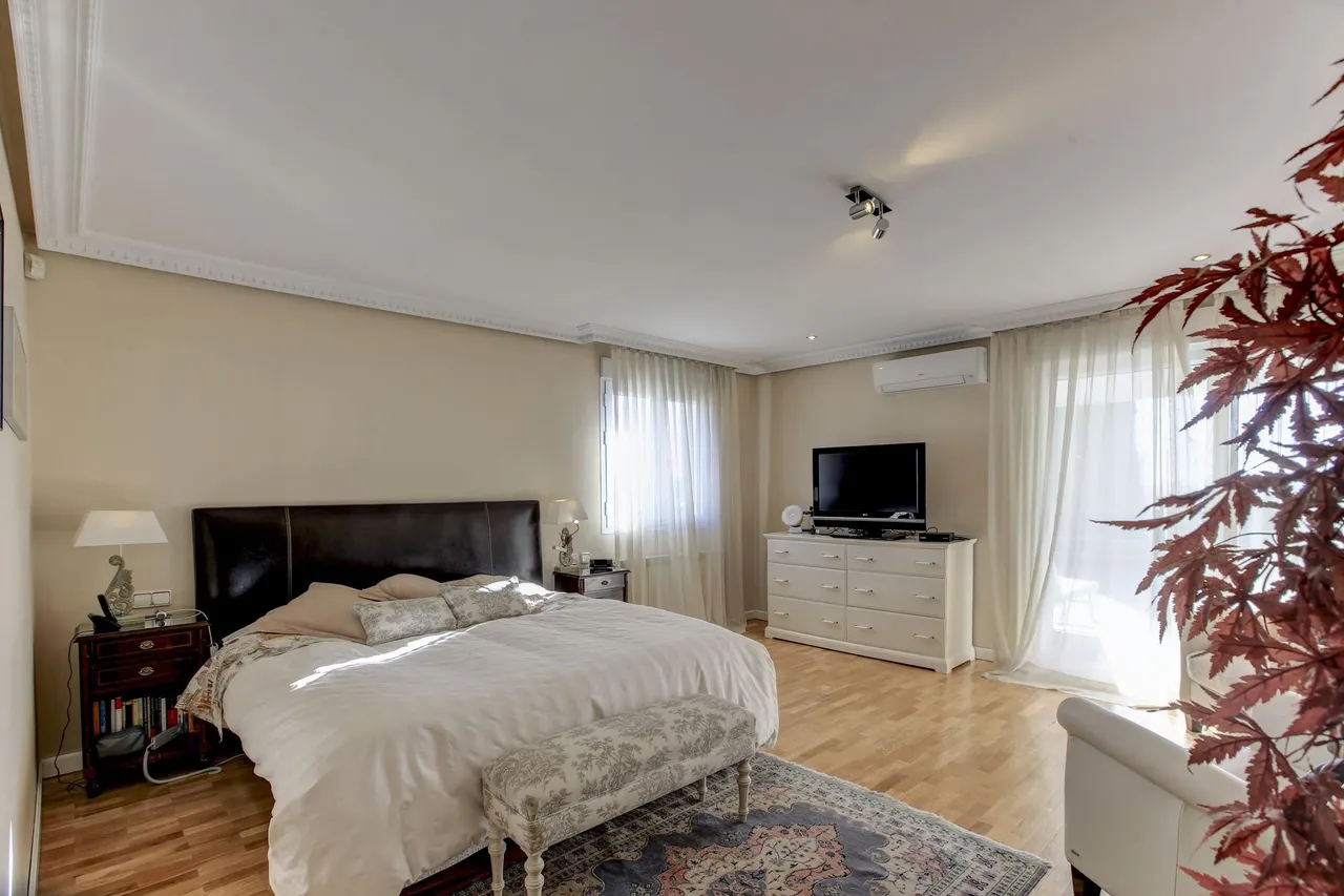 living - Casa / villa de 750m² en venta en Mirasierra, Madrid - gallery - 10