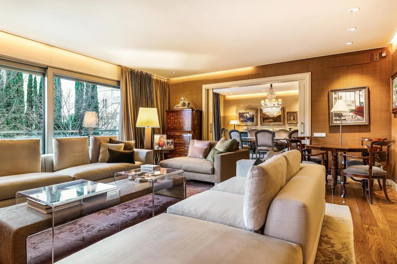 living - Piso de 376 m² en venta en Tres Torres, Barcelona - gallery - 2