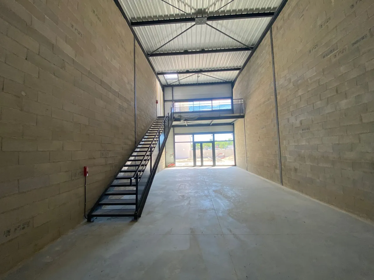 retail - Services / Showroom For Rent - gallery - 10