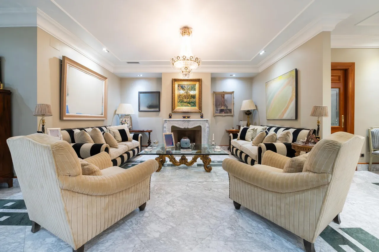 living - Casa / villa de 1,035m² en venta en Conde de Orgaz y Piovera - gallery - 5