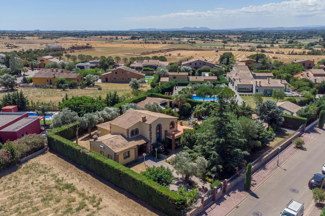 living - 423m² house / villa for sale in Alt Empordà, Girona - gallery - 3