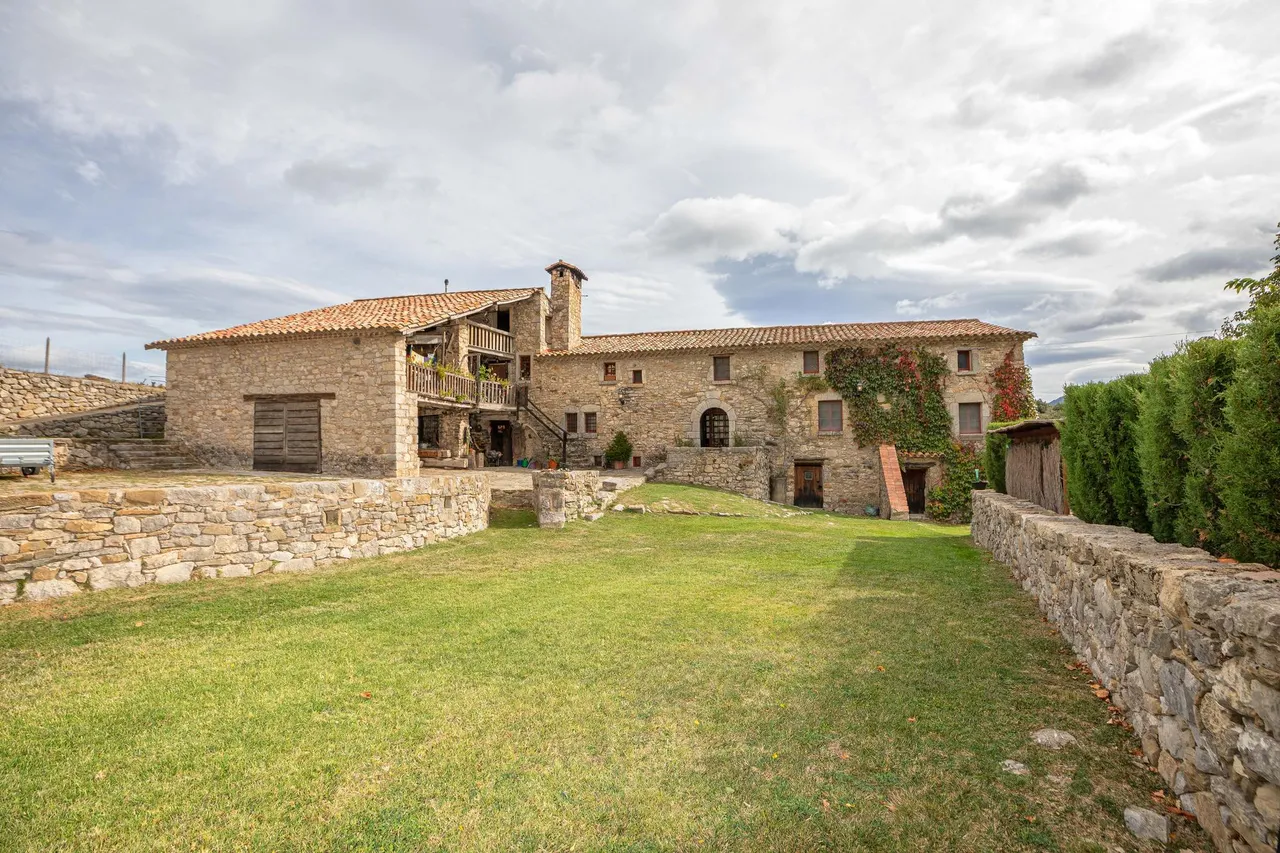 living - Casa rural de 1,540m² en venta en La Garrotxa, Girona - gallery - 2