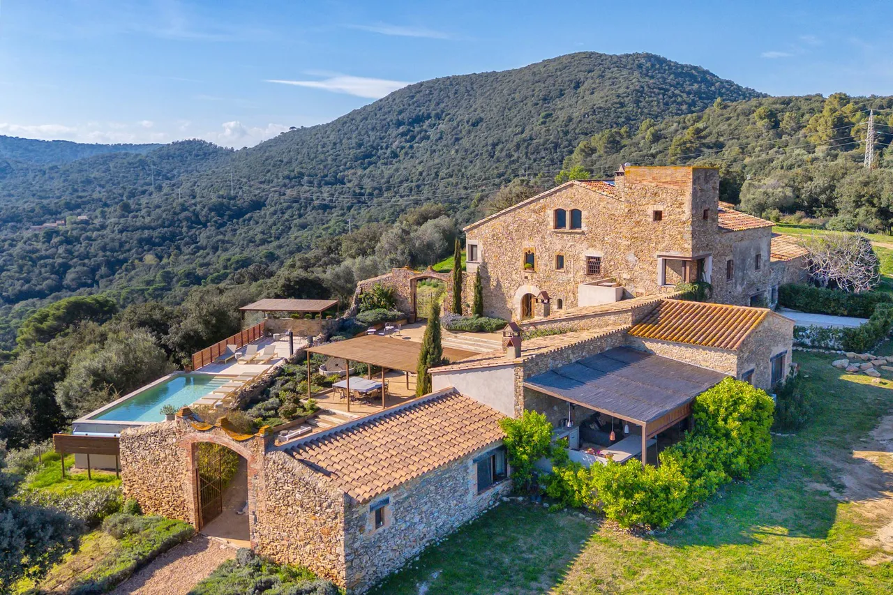 living - Casa rural de 1,000m² en venta en El Gironés, Girona - gallery - 5