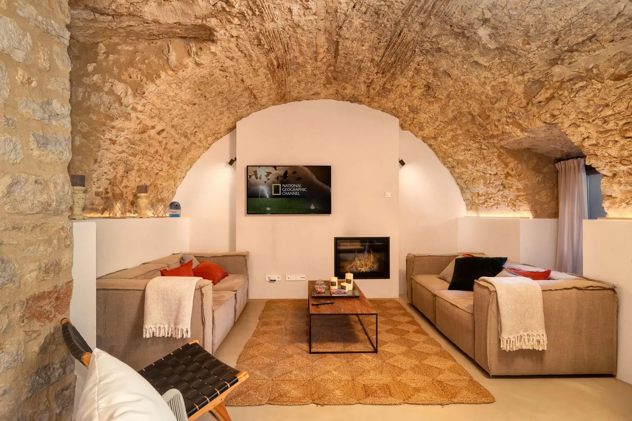 living - 297m² masia with 30m² terrace for sale in Baix Empordà - gallery - 7
