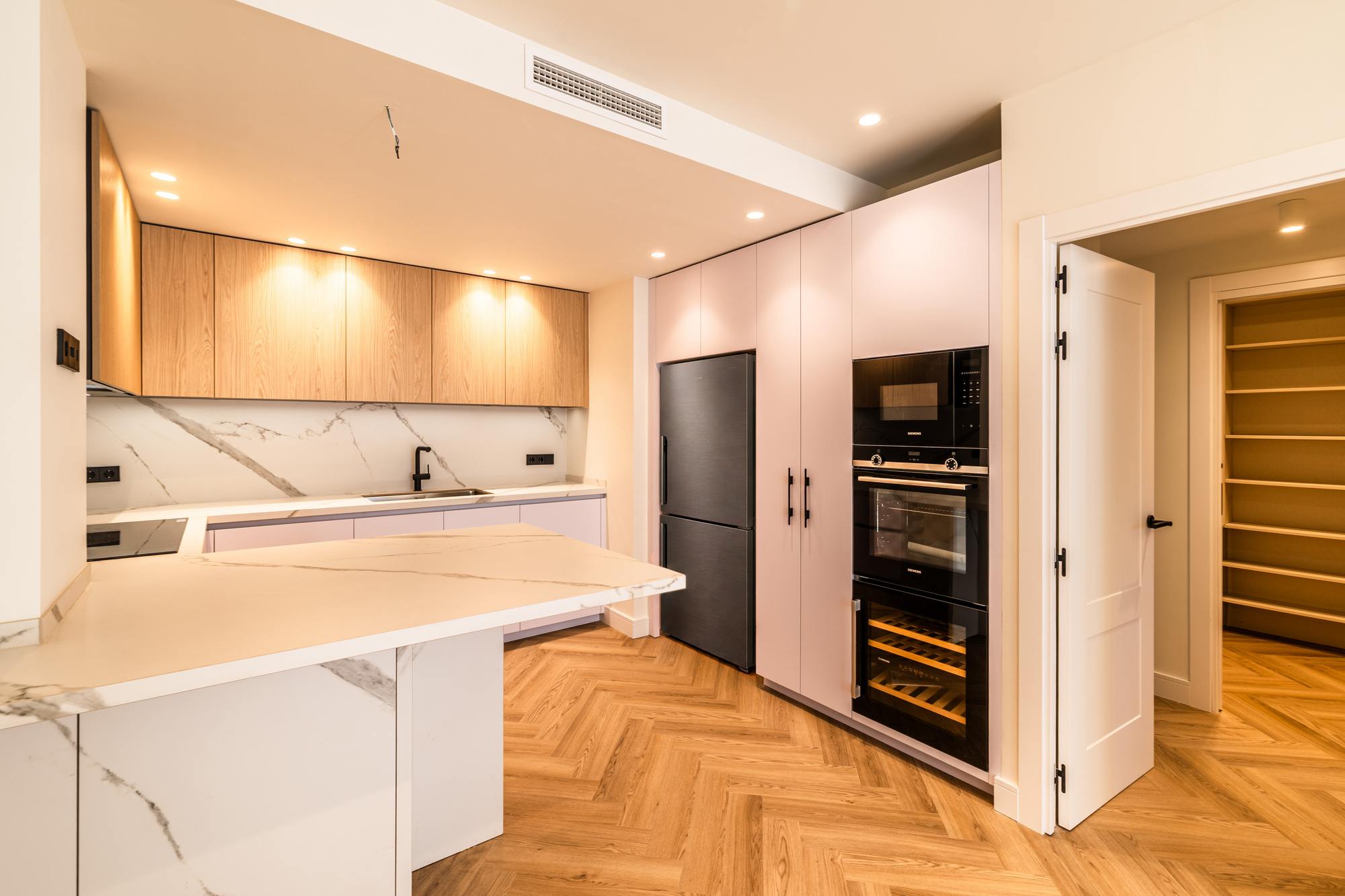 living - Piso de 205m² con 6m² terraza en venta en Jerónimos, Madrid - gallery thumbnail - 4