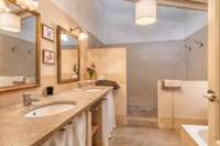 living - Casa rural de 1,011m² en venta en Alt Empordà, Girona - gallery thumbnail - 9