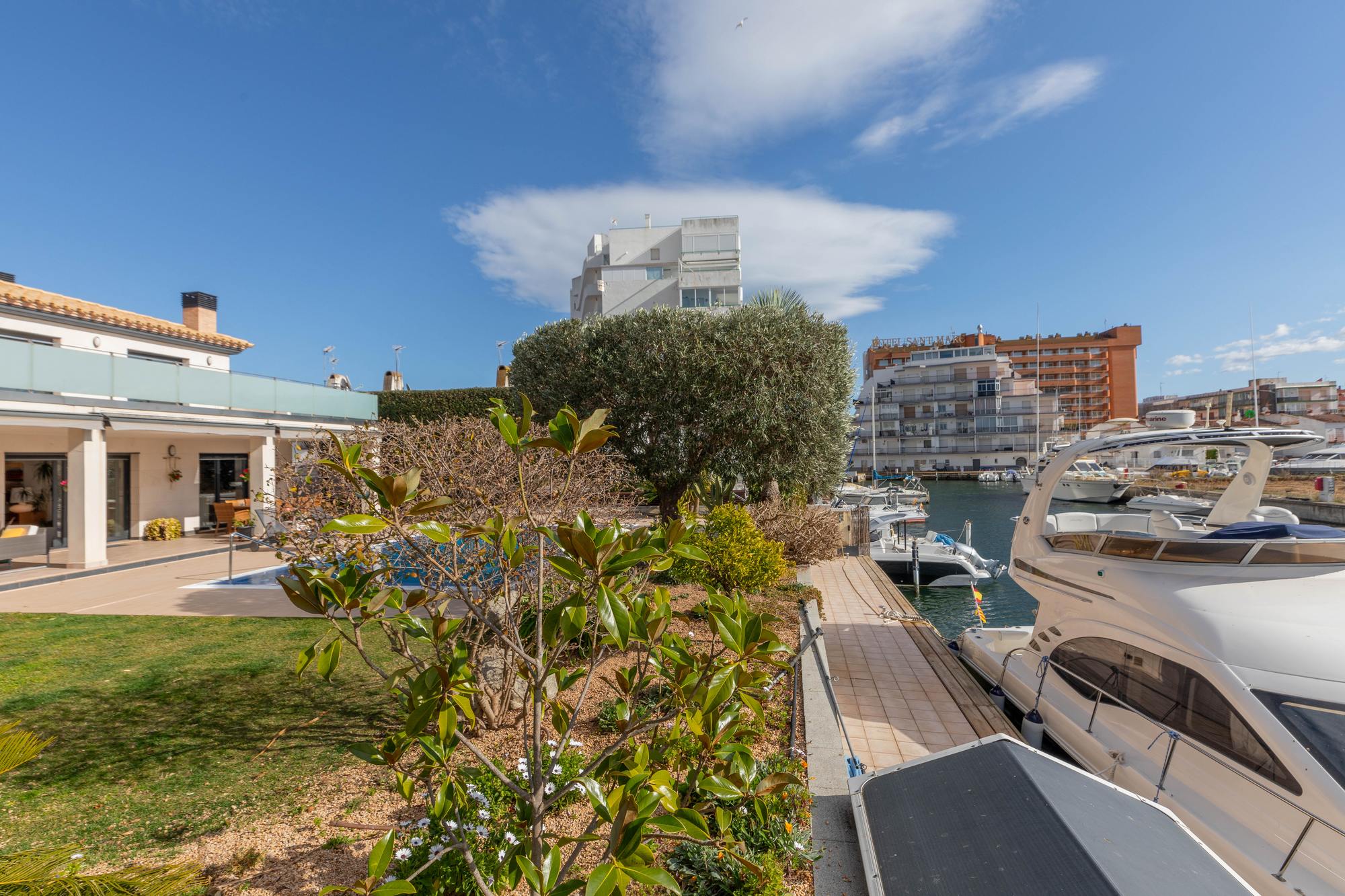 living - Casa / villa de 557m² en venta en Bahía de Rosas - gallery thumbnail - 8