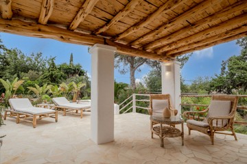 living - 878m² house / villa for sale in San Antonio - featured